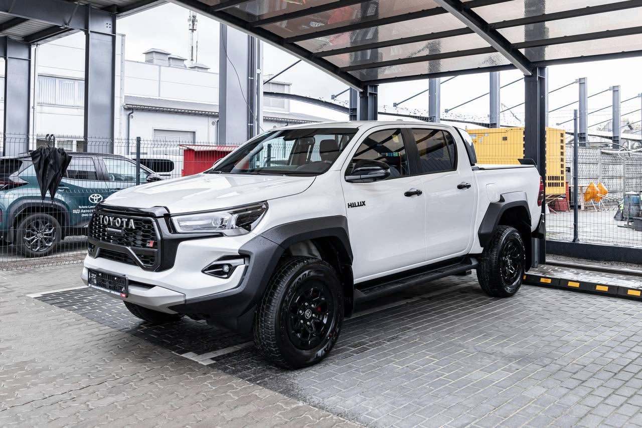 придбав новенький позашляховик Toyota Hilux бойовим підрозділам