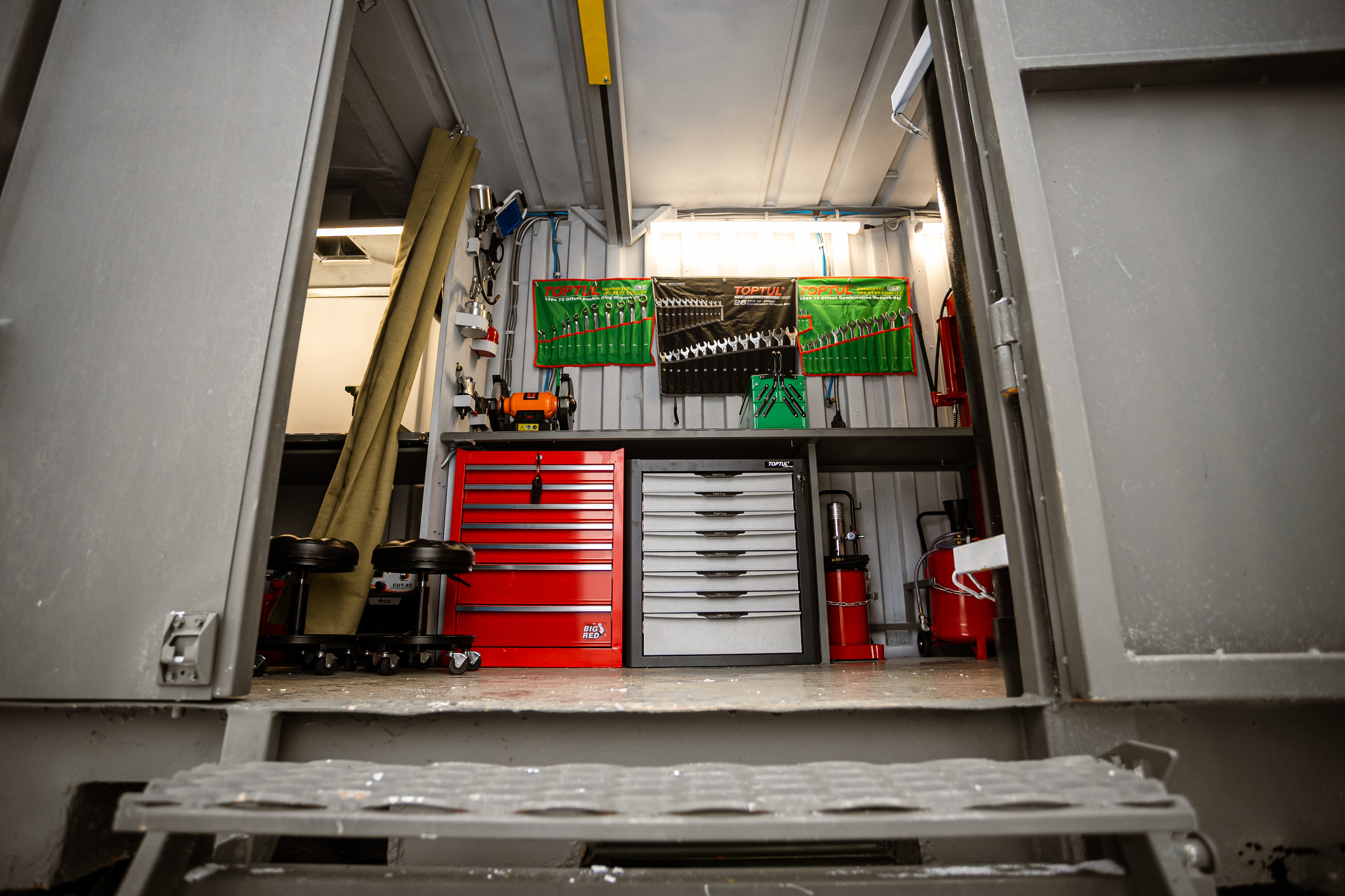 LOCKER 3.jpg (3.63 MB)